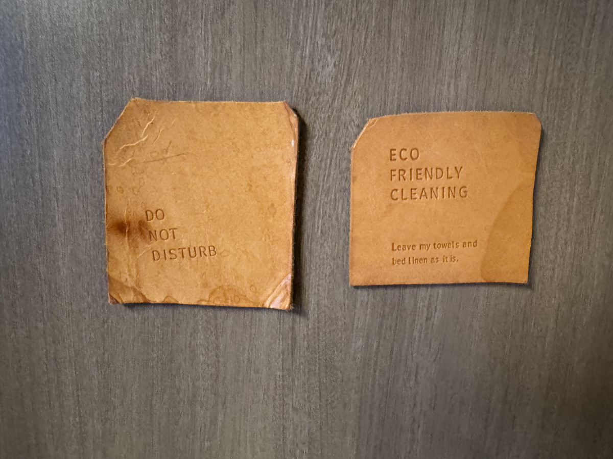 ドアに貼る「清掃してください」などのマグネットは、蔵前のデザイン会社兼セレクトショップ「SyuRo」さんのもの。